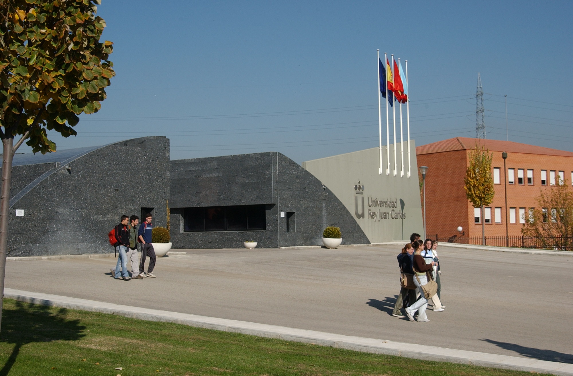 la-universidad-rey-juan-carlos-con-sede-en-m-stoles-se-sit-a-entre